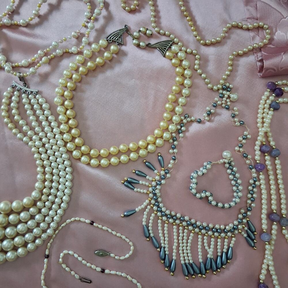 Pearl Jewelry Lot Necklace Bracelet FAUX Misc Stones Colors Eras Styles Costume - Picture 4 of 7